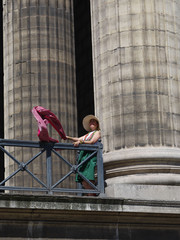 Femme agitant un foulard devant l'église de la Madeleine à Paris
