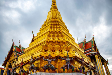 Fototapeta premium Gran Palace Wat Phra Kaew Temple in Bangkok, Thailand