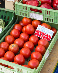 Tomaten in einer Marktkiste