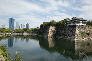 Fototapeta na wymiar Osaka castle and modern buildings
