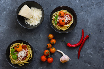 Fototapeta makaron z sosem pomidorowym spaghetti obraz