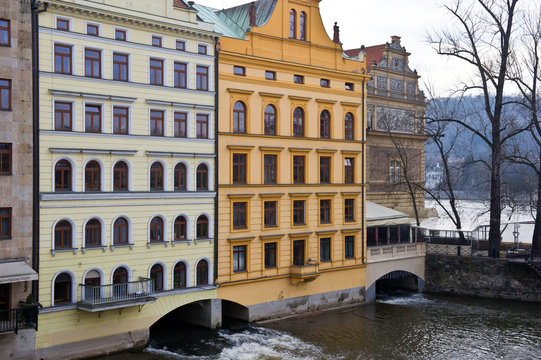 B&acirc;timent construits sur l'eau &agrave; Prague