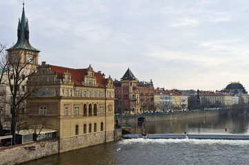 Fototapeta premium Piękne domy na skraju Vitavy w Pradze