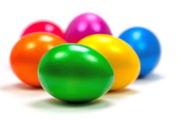 Gefärbte Hühnereier zu Ostern vor weißem Hintergrund