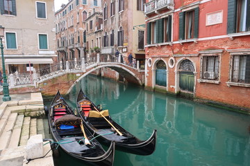Fototapeta na wymiar Venise, deux gondoles amarrées sur un canal, devant le pont de la Cortesia (Italie)