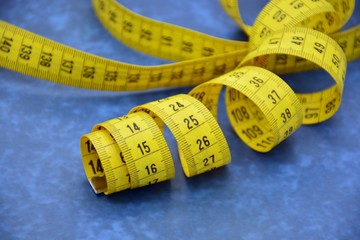 Cinta métrica desenrollada de diferentes formas 