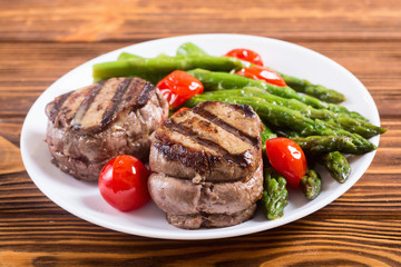 Grilled filet mignon with asparagus and tomatoes