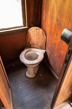 Zugtoilette in altem Zugwaggon aus der ersten H&auml;lfte des 20. Jahrhunderts