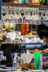 Verres à vin et à cocktails suspendus dans un bar