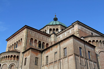 Fototapeta na wymiar Duomo di Parma; tiburio, abside maggiore e transetto destro