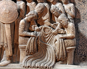 Duomo di Parma; i soldati tirano a sorte la veste di Gesù; particolare del rilievo della...