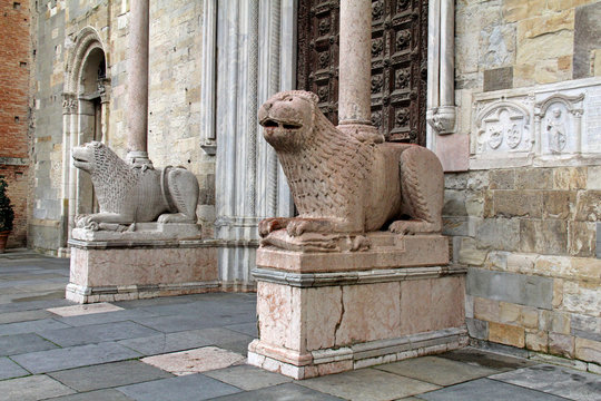 Duomo di Parma; leoni stilofori del protiro del portale maggiore