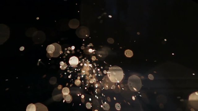 Luces saliendo de la obscuridad