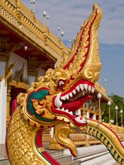 Fototapeta na wymiar Tête de Naga à l'entrée du Grand temple de Khon kaen en Thaïlandee