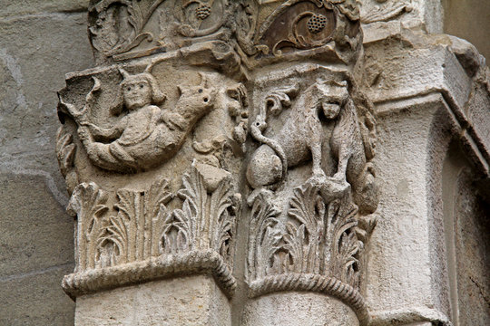 Duomo di Parma; capitelli con mostro marino e fiere sul portale di sinistra