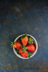 FRESAS EN BOL BLANCO SOBRE FONDO GRIS AZULADO CON TEXTURA