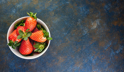 TAZÓN DE FRESAS AISLADO SOBRE FONDO TEXTURIZADO GRIS AZULADO OSCURO