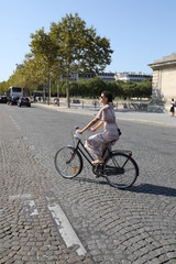 Fototapeta na wymiar Cycling in Paris 