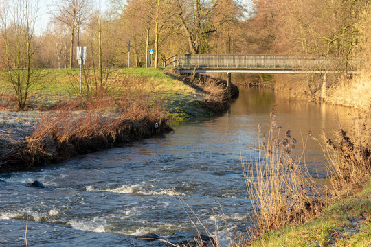 Der Fluß "Aa" mit Fischtreppe bei Sonnenschein. Standort: Deutschland, Nordrhein-Westfalen, Hoxfeld
