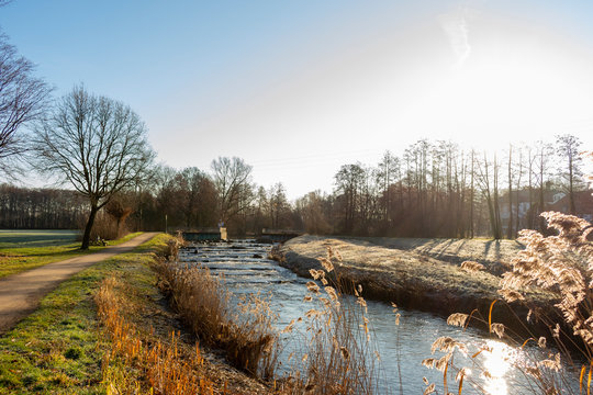 Der Fluß "Aa"  mit Fischpass bei bei Sonnenschein. Standort: Deutschland, Nordrhein-Westfalen, Hoxfeld