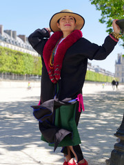 Femme d'ethnie yao, en pied, au jardin des tuileries à Paris