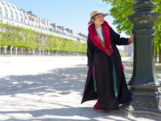 Femme d'ethnie yao, en pied, au jardin des tuileries à Paris