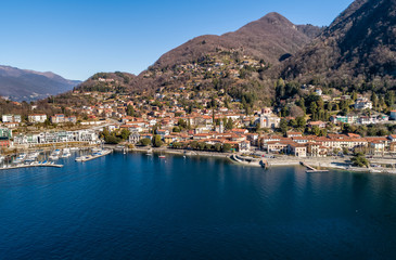 Fototapeta premium Widok z lotu ptaka Laveno Mombello na wybrzeżu jeziora Maggiore, prowincja Varese, Włochy