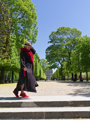 Touiste asiatique ethnie yao marchant au jardin des tuileries