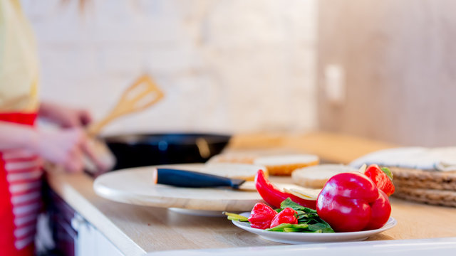 candind view at grilled mear and bun white cooking hamburge