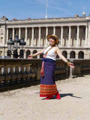 Femme asiatique aux tuileries avec l'hotel Crilllon en arrière plan