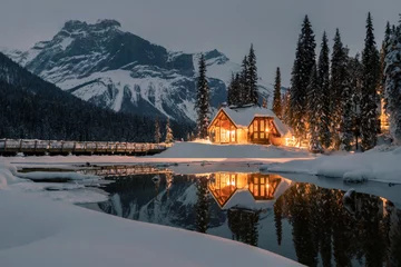 Crédence de cuisine en verre imprimé Canada Emerald Lake Lodge est la seule propriété sur le lac Emerald isolé, entouré de montagnes Rocheuses à couper le souffle, le parc national Yoho,