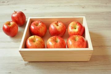 Apple in a wooden box.  Apple gift.  木箱に入ったリンゴ、リンゴのギフト