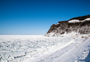 冬の知床・ウトロ　流氷のオホーツク海とプユニ岬（北海道・斜里町・ウトロ）