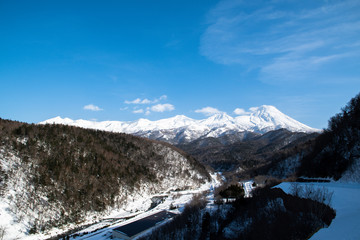 冬の知床　雪に覆われた知床連山と岩尾別（北海道・斜里町・岩尾別）