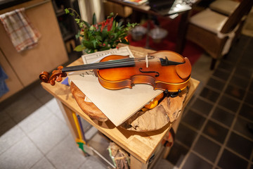 Fototapeta na wymiar A violin lies on a small table