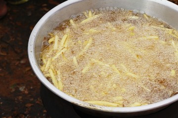 Making french fries is delicious in pan
