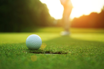 Verschwommene Golfspieler setzen Golf auf dem abendlichen Golfplatz-Golfplatz in Thailand ein