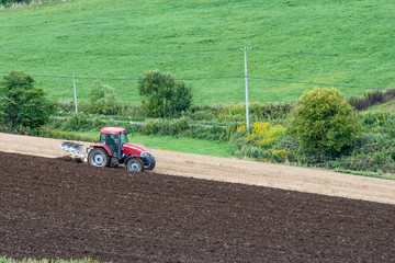 農作業をするトラクター / 北海道 美瑛町