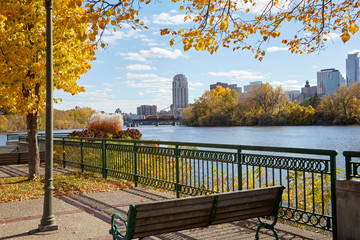 Mississippi River running through Minneapolis Minnesota on a beautiful fall day - obrazy, fototapety, plakaty