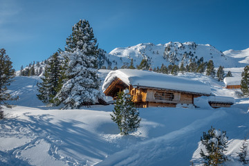 eine verschneite Hütte in den Bergen