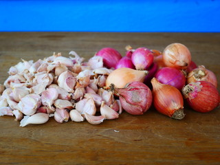 shallots and garlic on wood tale background,organic Chinese vegetable