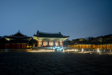 Fototapeta premium Korean traditional palace at night