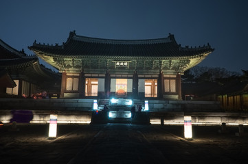 Naklejka premium Korean traditional palace at night