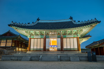 Fototapeta premium Korean traditional palace at night