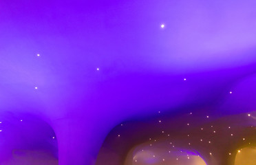 Obraz premium Purple light on the ceiling as a background