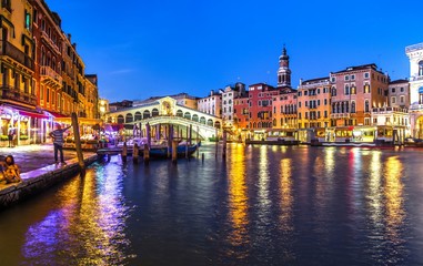 Fototapeta na wymiar Italy beauty, evening view to famous canal bridge Rialto in Venice, Venezia
