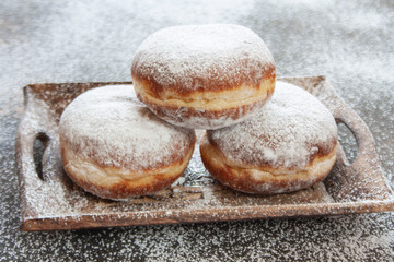Pączki na drewnianej tacy