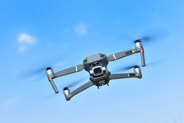 飛行中の小型ドローン