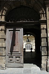 Italy, Sicily, Syracuse: Open doorway in Ortigia.