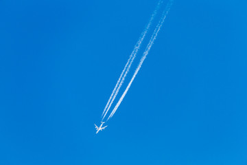 青空に飛行機雲#1